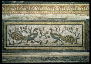 Zwei Pfauen, dekorativer Randdetail eines Mosaikbodens, der die Jahreszeiten und Jagdszenen darstellt, aus der konstantinischen Villa in Daphne, Römisch, ca. 325-330 n. Chr.
