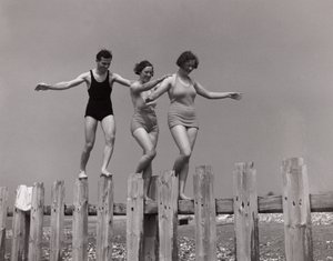 Zwei Frauen und ein Mann gehen entlang einer Buhne, ca. 1930er von Unbekannt