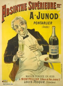 Ein Mann sitzt auf einer Bistroterrasse und lacht, während er ein Glas Absinth trinkt