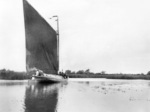 Vereinigtes Königreich: Eine Wherry auf dem Fluss Bure in der Nähe von Ranworth. Norfolk Broads,