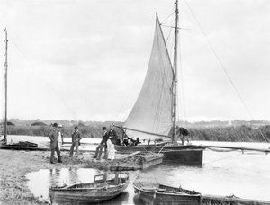 Vereinigtes Königreich: Eine Yacht auf dem Fluss Waveney. Norfolk Broads,