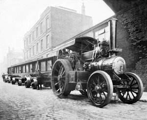 Vereinigtes Königreich: Eine Zugmaschine zieht eine Ladung. Manchester, ca. 1904