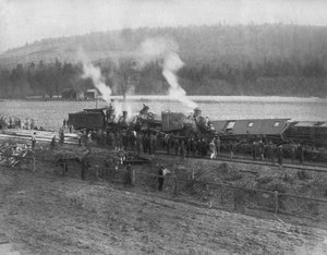 Vereinigte Staaten: ca. 1885 Ein Zugunglück auf dem Land. (s/w Foto) von Unbekannt