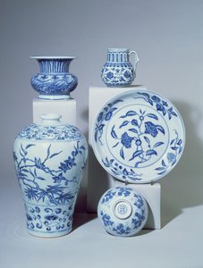 Vase, Schale, Teller und zwei kleine Vasen, Ming