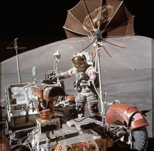Ansicht von Astronaut Eugene Cernan neben dem Mondfahrzeug während des EVA von Unbekannt