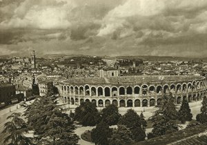 Ansicht der Arenen, des römischen Amphitheaters und der Stadt Verona im Jahr 1925