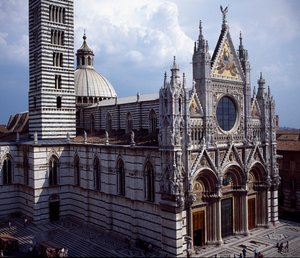 Ansicht des Äußeren, die Fassade entworfen von Giovanni Pisano (unterer Teil) und Giovanni di Cecco (oberer Teil)