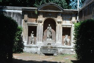 Ansicht des Gartens, Detail des Brunnens mit römischem Sarkophag und Statuen