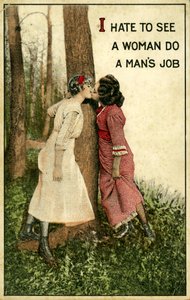 Vintage-Postkarte mit zwei küssenden Frauen, "Ich hasse es, wenn eine Frau die Arbeit eines Mannes macht" 1914