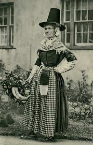 Wales. Eine stattliche alte walisische Dame, treu zur Nationaltracht. 1920