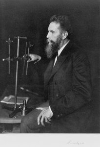 Wilhelm Conrad Röntgen, deutscher Physiker, an seiner Werkbank