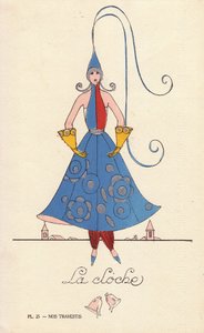 Frau im Glocken-Fantasiekostüm, la bell, mit glockenförmigem Hut, Kleid und Handschuhen und Glockentürmen im Hintergrund. Lithographie von unbekanntem Künstler mit Schablonenhandkolorierung aus Nos Travestis (Unsere Fantasiekostüme), Paris von Unbekannter Künstler