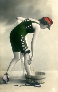 Frau in Badeanzügen, ca. frühe 1900er (Postkarte) von Alec Hunter