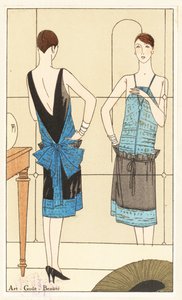 Frau steht vor dem Spiegel und bewundert ihr Abendkleid in Blau und Goldlamé und schwarzem Samt - Lithographie mit Schablonenhandkolorierung aus der französischen Luxusmodezeitschrift „Art, Gout, Beaute“, 1926 von Unbekannter Künstler