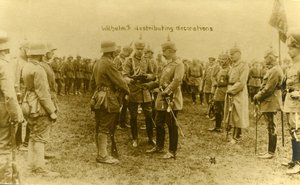 Erster Weltkrieg: Kaiser Wilhelm II. verteilt Auszeichnungen von Unbekannter Künstler