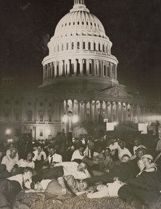 Westliche Bonus-Armee belagert das Kapitol, verbringt die Nacht auf den Rasenflächen der Plaza von Underwood and Underwood