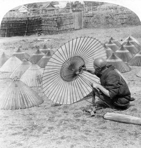 Ein japanischer Regenschirmmacher, Kobe, Japan, 1896 von Underwood and Underwood
