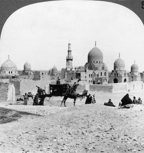 Ein Wüstenschiff passiert Gräber vergangener muslimischer Herrscher, Kairo, Ägypten, 1905 von Underwood and Underwood