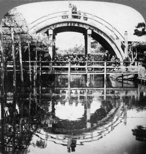 Eine halbkreisförmige Brücke in Japan, 1896