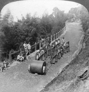 Ein Frauenteam bei der Arbeit auf der Darjeeling-Autobahn, Indien, 1903 von Underwood and Underwood