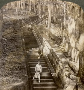 Antike Steintreppe zum Grab des Shogun Ieyasu, Nikko, Japan, 1904 von Underwood and Underwood