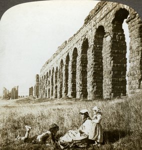 Aquädukt des Claudius und die Campagna, Rom, Italien von Underwood and Underwood