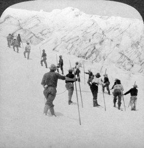 Aufstieg auf ein steiles Schneefeld, Stevens-Gletscher, Mount Rainier, Washington, USA von Underwood and Underwood