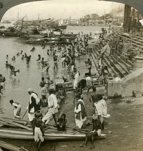 Baden an einem Ghat am Ganges, Kalkutta, Indien, um 1900er Jahre von Underwood and Underwood