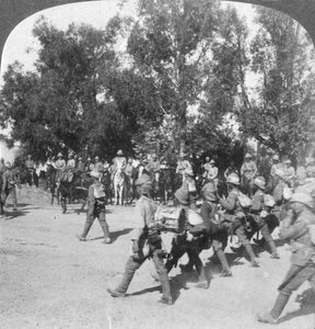 Britische Kommandanten überprüfen Truppen, die Kroonstadt betreten, Südafrika, Burenkrieg, 1901 von Underwood and Underwood