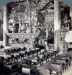 Buddhistische Priester im Ikegami-Tempel, Omori, Japan von Underwood and Underwood