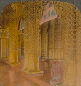 Buddhistischer Tempel mit kostbaren Dekorationen in Gold und Farben, Moulmein, Burma, 1907 von Underwood and Underwood