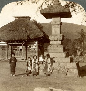 Kinder auf dem Spielplatz einer Dorfschule, Japan von Underwood and Underwood