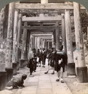 Kommen und Gehen unter langen Reihen heiliger Torii, Shinto-Tempel von Inari, Kyoto, Japan, 1904 von Underwood and Underwood