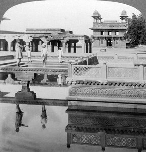 Hof des Mogulkaiserpalastes, Fatehpur Sikri, Indien von Underwood and Underwood