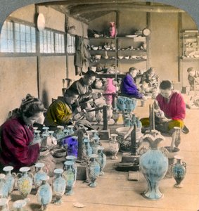 Dekorieren von Awata-Porzellan in den berühmten Kinkosan-Werken, Kyoto, Japan von Underwood and Underwood