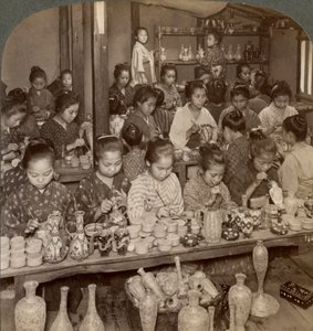 Fabrikmädchen dekorieren billige Keramik für den Exportmarkt, Kyoto, Japan, 1904 von Underwood and Underwood