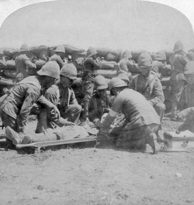Erste Hilfe für einen verwundeten Füsilier, Honey Nest Kloof Schlacht, Burenkrieg, Südafrika, Februar 1900 von Underwood and Underwood