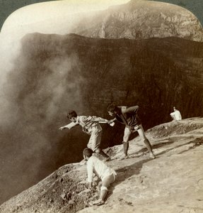 Durch schwefelhaltige Dämpfe in die Kratertiefen blicken, Aso-San, Japan, 1904