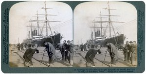 Begrüßung der Neuankömmlinge am Pier neben der Pacific Mail SS China, Yokohama, Japan, 1904 von Underwood and Underwood