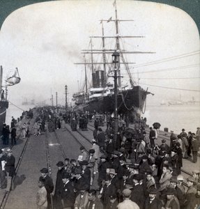 Begrüßung der Neuankömmlinge am Pier neben der Pacific Mail SS China, in Yokohama, Japan, 1904 von Underwood and Underwood