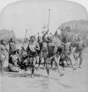 Heroische Sportarten des Kraal, ein Zulu-Kriegstanz, Zululand, Südafrika, 1901 von Underwood and Underwood