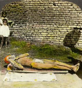 Hindu-Gläubiger auf einem Nagelbett in der Nähe des Kali-Schreins, Kalkutta, Indien, frühes 20. Jahrhundert von Underwood and Underwood