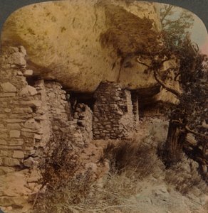 Heime einer verschwundenen Rasse - Klippenwohnungen im Walnut Canyon, Arizona, 1903. Künstler: Elmer Underwood, Bert Elias Underwood von Underwood and Underwood