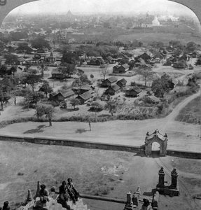 Heime der Menschen, vom Dach der alten Guadapalin-Pagode, Pagan, Burma, ca. 1900er Jahre von Underwood and Underwood