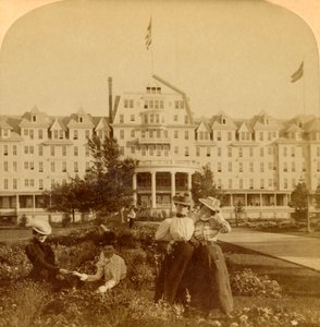 In den schönen Gärten des Frontenac Hotels, Round Island, Thousand Islands, 1900 von Underwood and Underwood