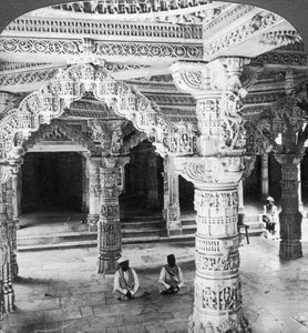 Innenraum des Tempels von Vimala Sah, Mount Abu, Indien, 1903 von Underwood and Underwood