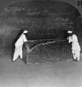 Sarkophag von Khufu, von Räubern zerstört, in der Großen Pyramide, Ägypten, 1905