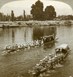 Lady Curzon reist auf der Staatsbarke des Maharaja, Kaschmir, Indien, um 1900er Jahre