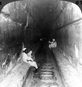 Blick auf den Hauptgang zum Grab von Khufu in der Großen Pyramide, Ägypten, 1905 von Underwood and Underwood