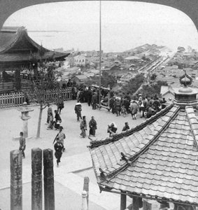 Blick nach Osten vom Mildera-Tempel über Otsu und den Biwa-See, Japan, 1904 von Underwood and Underwood